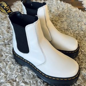 Dr. Marten 2976 SMOOTH LEATHER PLATFORM CHELSEA BOOTS